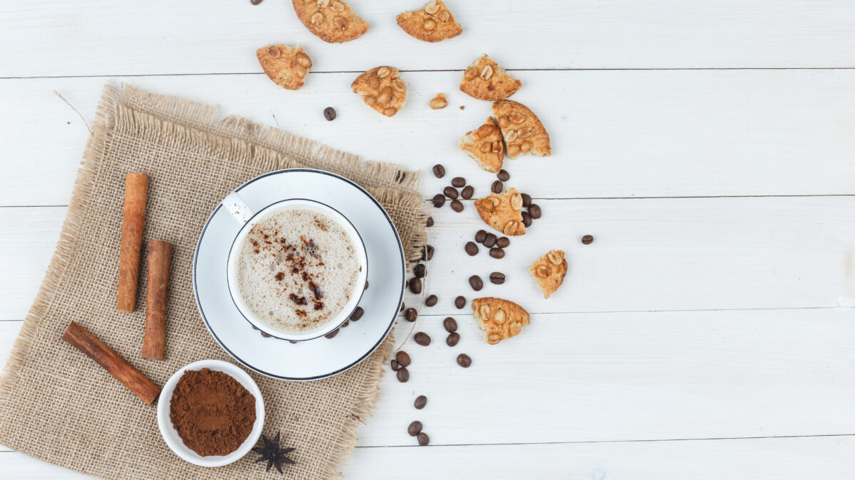 Słodycze do kawy bez wyrzutów sumienia – jak wybrać lepszą alternatywę na przekąski do kawy?